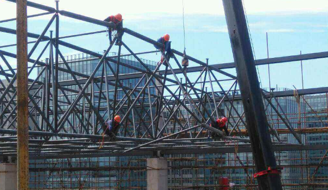 都匀论网架装配施工中搭设脚手架应当留神的事故